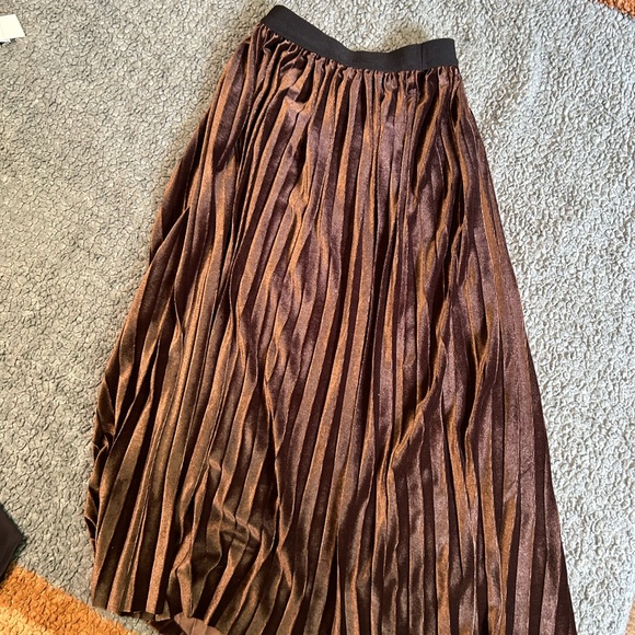 Brown velvet pleated skirt - Picture 2 of 2